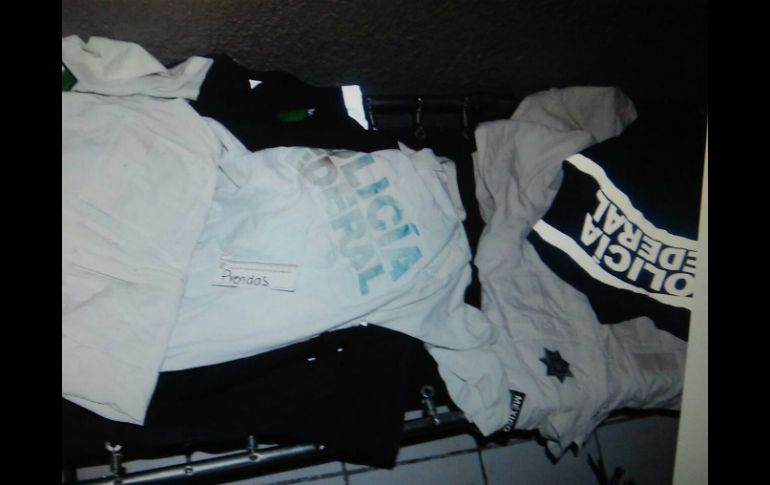 En una de las fincas había camisas y chalecos con la leyenda de la Policía Federal. ESPECIAL / Fiscalía