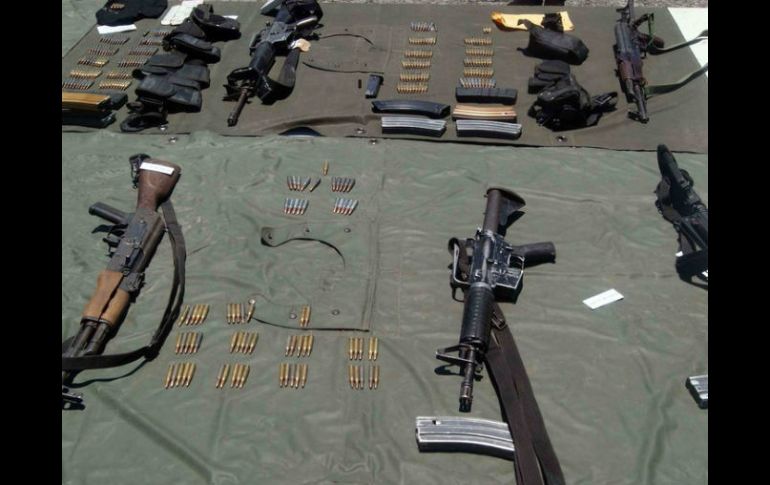 Personal de la PGR asegura armas largas, cargadores abastecidos y cartuchos útiles luego del enfrentamiento. SUN / ARCHIVO
