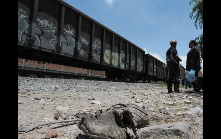 Los migrantes que se dirigen a EU bajan del tren en Lechería, Tultitlán, para abordar el ferrocarril hacia el norte del país. NTX / ARCHIVO
