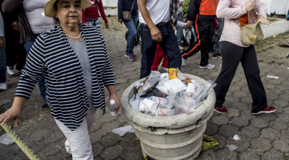 Popotes, bolsas de plástico, botes y cáscaras de limón y naranja son algunos de los residuos que había tirados en la calle. EL INFORMADOR / R. Tamayo