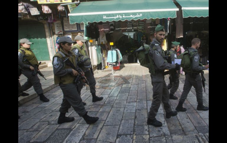 Agentes de la policía patrullan los alrededores de la puerta de Damasco, en la Ciudad Vieja de Jerusalén. EFE / ARCHIVO