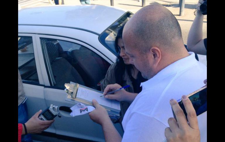 El alcalde tapatío realiza el primer apercibimiento a un automóvil estacionado en un lugar prohibido. TWITTER / @GuadalajaraGob