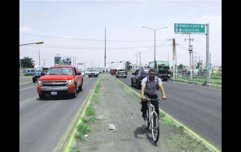 Movilidad. Un hombre usa el camellón como ciclovía. EL INFORMADOR / R. Tamayo