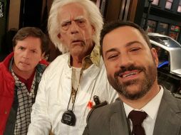 Jimmy Kimmel le muestra a Marty y al Doc Brown las selfies. FACEBOOK / Jimmy Kimmel Live