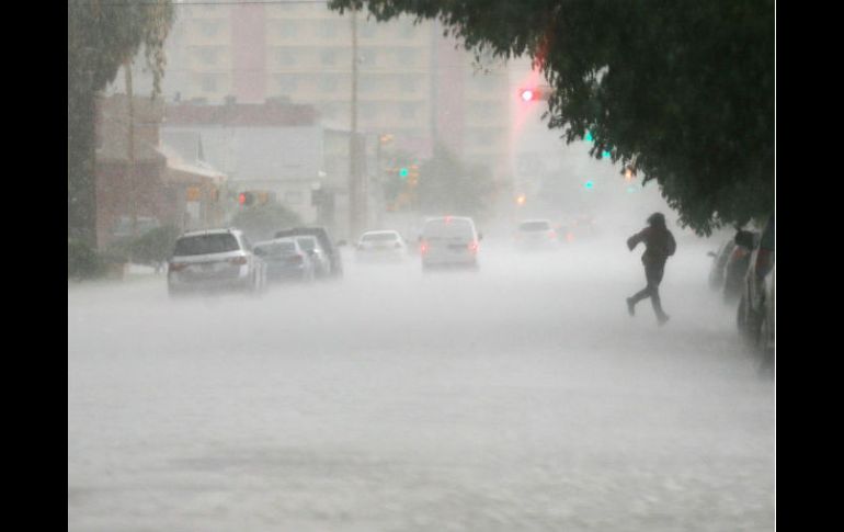 Una tormenta de granizo cubrió las calles de blanco en El Paso el miércoles. AP / V. Calzada