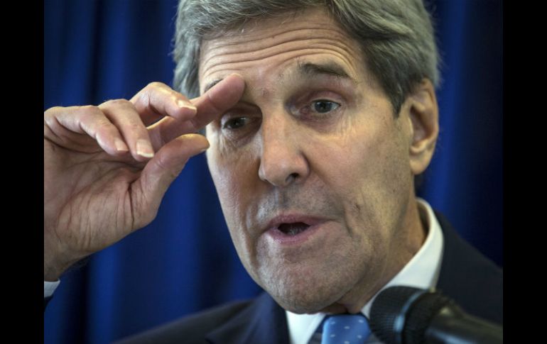 Kerry anuncia las soluciones del conflicto después de reunirse en Jordania con el rey Abdulá II y con el líder palestino Mahmud Abás. AFP / C. Allegri