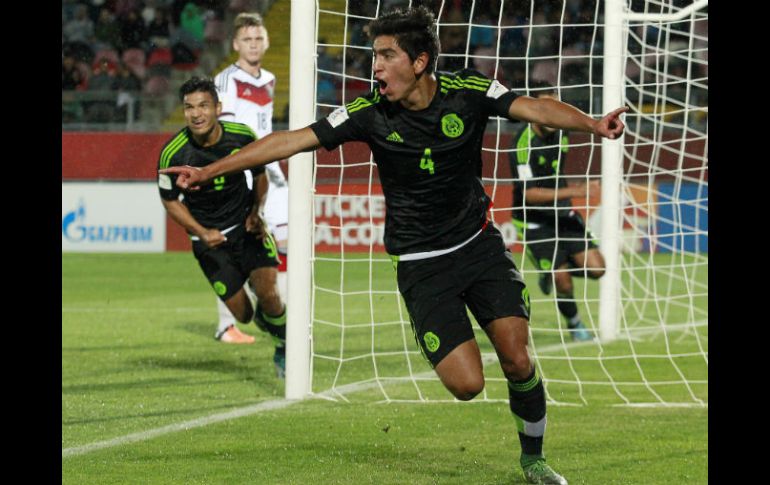 Francisco Venegas celebra el gol que le dio la victoria a México sobre Alemania ayer en el Estadio Fiscal Talca, en Chile. MEXSPORT / M. Hernandez