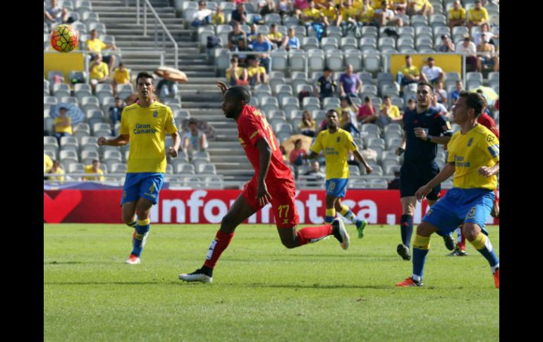 El delantero Cédric Bakambu (c), se lleva la pelota durante el partido de la jornada nueve de la Liga Española. EFE / E. Urquijo