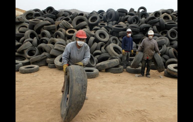 La acumulación de neumáticos viejos representa un auténtico foco de infecciones. NTX / Eduardo Jaramillo