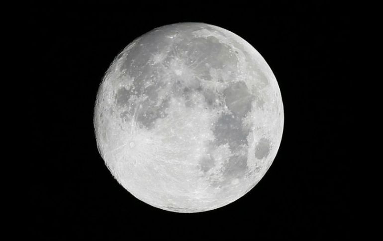 Científicos esperan que el lado oscuro de la Luna contenga grandes cantidades de agua congelada. AP / ARCHIVO