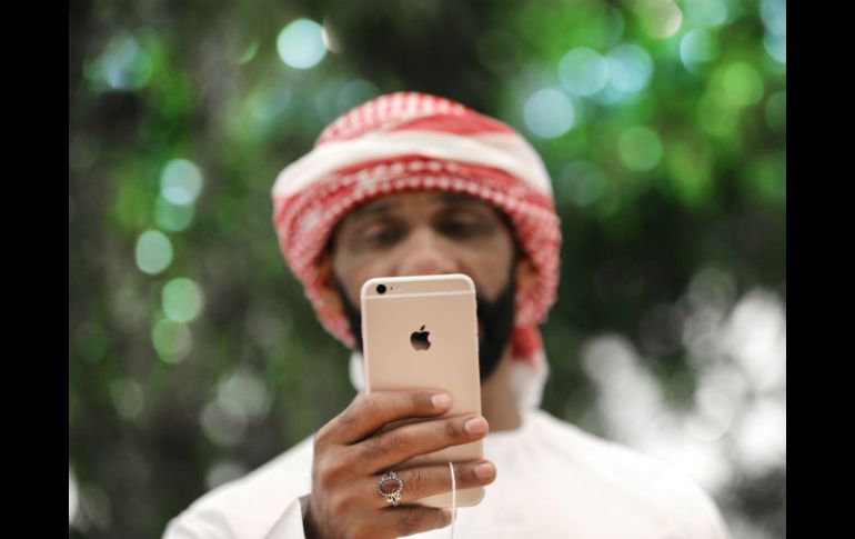 En los EAU, el 67 por ciento de los teléfonos móviles utilizados son smartphones. AP / ARCHIVO