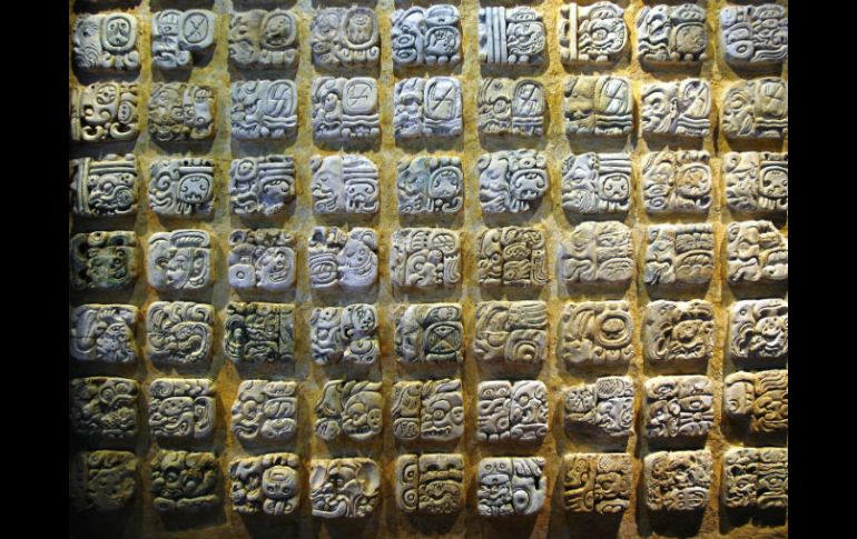 La escritura maya es complicada, pues además de poseer un sinnúmero de símbolos, éstos se estructuran en bloques. ESPECIAL /