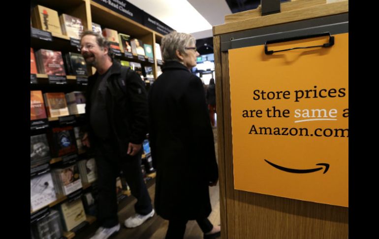 Los libros en la tienda de Amazon Books, tendrán el mismo precio que los que se adquieren en su sitio de internet. AP / E. Thompson