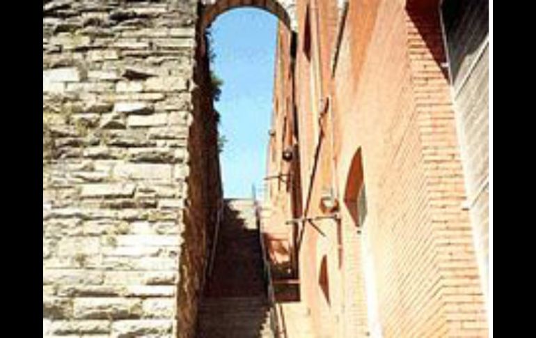 La empinada escalera por la que cae y muere el padre Damien Karras en 'El Exorcista' es declarada atracción turística oficial. ESPECIAL / wikipedia.org