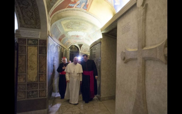 El papa Francisco en las catacumbas de la Santa Sede, después de la misa en recuerdo de los cardenales y obispos fallecidos en 2015. AP / L'Osservatore Romano