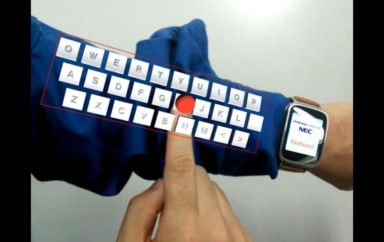Fotografía facilitada por la compañía NEC, que presentó hoy un software que permite proyectar un teclado virtual sobre el brazo. EFE / CORTESÍA NEC