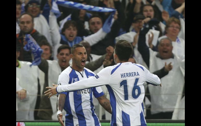 Héctor Herrera festeja una anotación; hasta el momento, Porto es el segundo en la clasificación con 18 puntos. MEXSPORT /