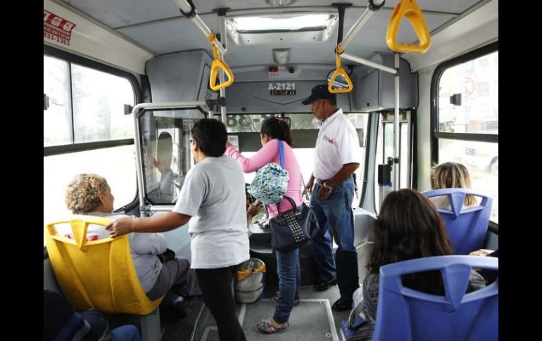 Según investigadores,los pasajeros caminan más a menudo para tomar el autobús o tren que los que van a trabajar a pie o en bici. EL INFORMADOR / ARCHIVO