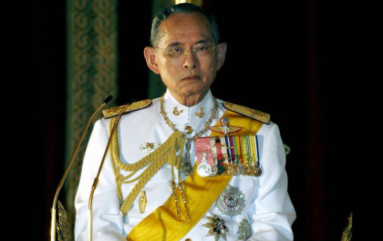 La ley de lessa majestad condena a quienes insulten al rey Bhumibol Adulyadej o a su familia. ESPECIAL /