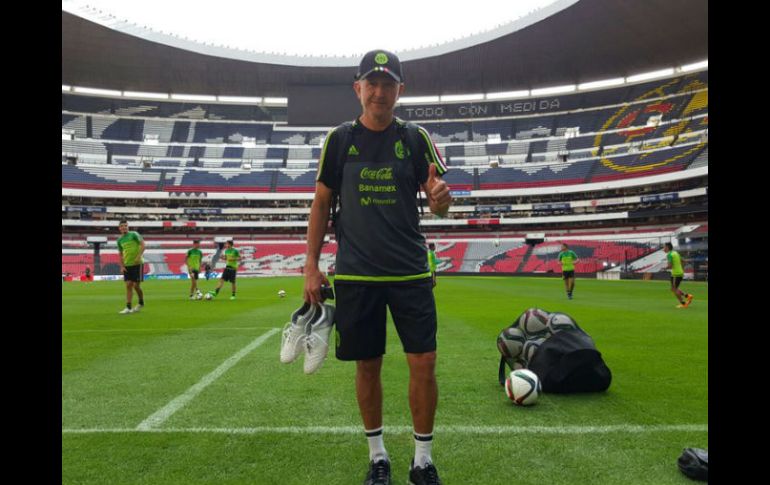 Osorio, quien debutará de manera oficial con el Tricolor, platicó con sus jugadores y se mostró activo durante la práctica. TWITTER / @miseleccionmx