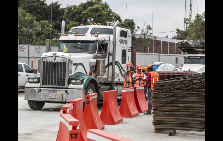 Actualmente los dos carriles centrales de Ávila Camacho se encuentran bloqueados de manera permanente por las obras. EL INFORMADOR / ARCHIVO