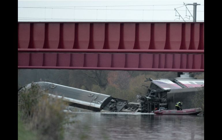 Según testigos presenciales, el tren volcó y parte de los vagones cayeron a un canal, antes de prenderse fuego. AFP / F. Florin