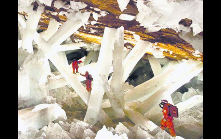 Extraordinaria foto de los cristales de selenita, sacada por  los profesionales  perfectamente bien equipados. EL INFORMADOR / P. Fernández Somellera