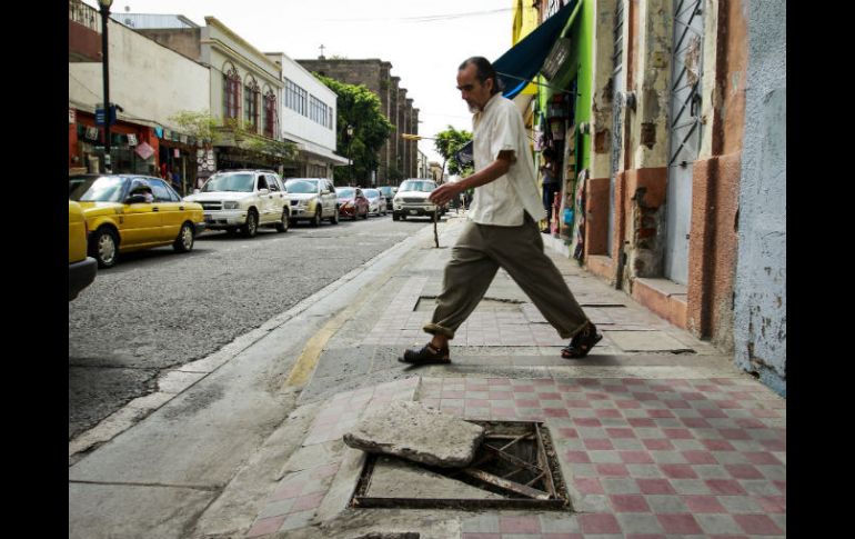 El maltrato de las calles ocasiona que las personas sufran accidentes. EL INFORMADOR / A. García