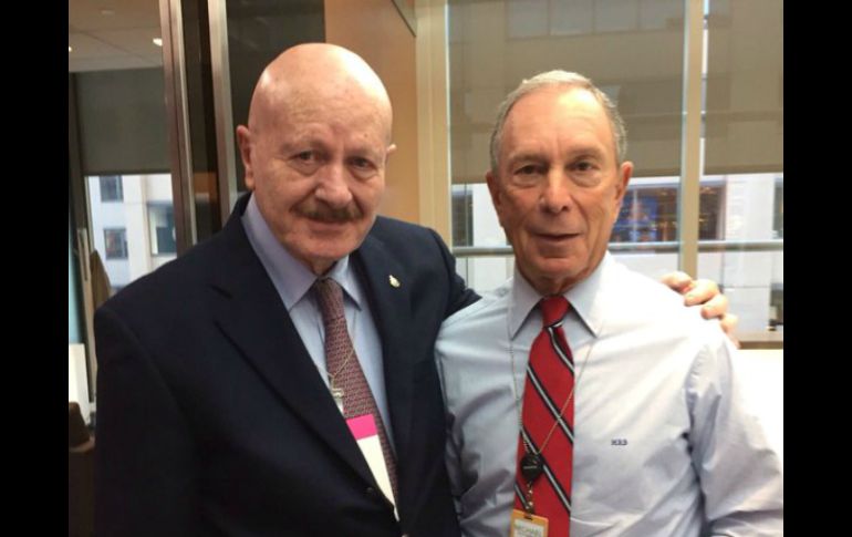 Mondragón (i) se reunió con el fundador de la 'Iniciativa Bloomberg para reducir el consumo de tabaco, Michael Bloomberg (d). TWITTER / @CONADICmx