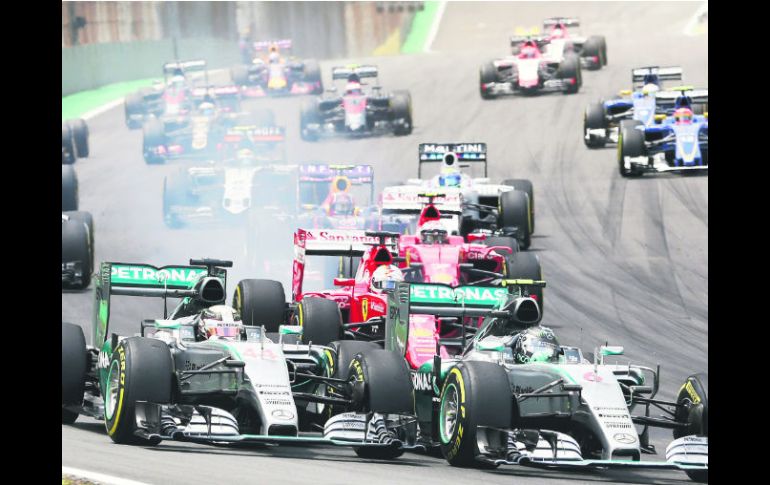 En la primera curva del circuito de Interlagos de Brasil, Lewis Hamilton (#44) intenta rebasar con Nico Rosberg (#6) sin éxito. AP / S. Izquierdo