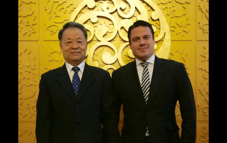 Chuantang Yang, ministro de Transporte y Comunicaciones de China y Aristóteles Sandoval. ESPECIAL / Gobierno de Jalisco