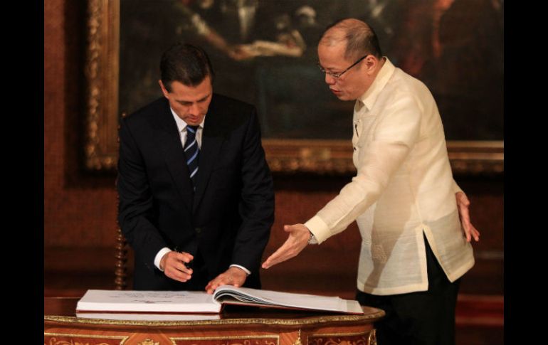 Enrique Peña Nieto y Benigno Aquino III emitieron mensaje sobre la estrenada relación entre ambos países. AFP / R. Umali