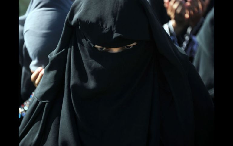 La ley francesa que prohíbe cubrirse el rostro en lugares públicos se refiere a los velos integrales, tipo burka o nicab. AFP / ARCHIVO