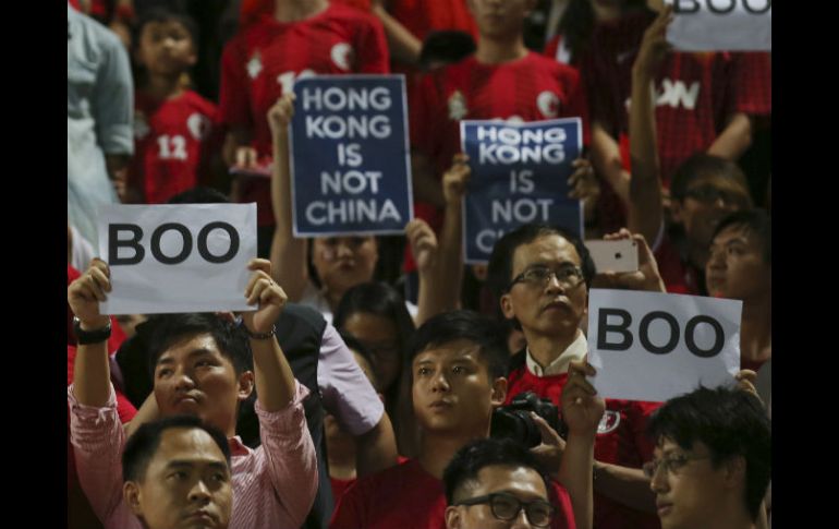 Los aficionados hongkoneses celebraron el empate como si fuera una victoria. AP / K. Cheung