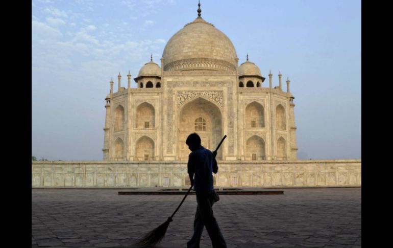 El Taj Mahal es uno de los edificios más reconocibles del mundo, visitado por más de tres millones de turistas por año. AFP / ARCHIVO
