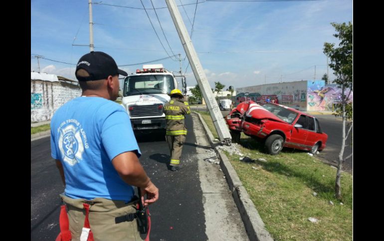 Un vehículo que se impacta contra un poste, deja un saldo de tres personas lesionadas y un menor de edad muerto. ESPECIAL / Bomberos de Tlajomulco