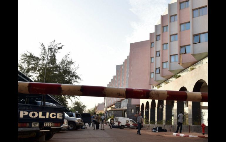 Fuerzas de seguridad se lanzaron a la caza de tres sospechosos involucrados en la toma de rehenes en un hotel de lujo en Bamako. AFP / I. Sanogo
