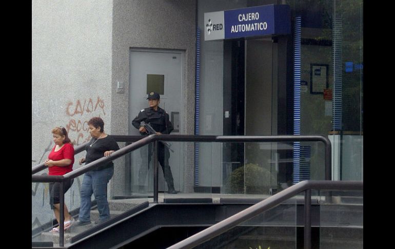 Policías custodian a los clientes para inhibir asaltos. EL INFORMADOR / ARCHIVO