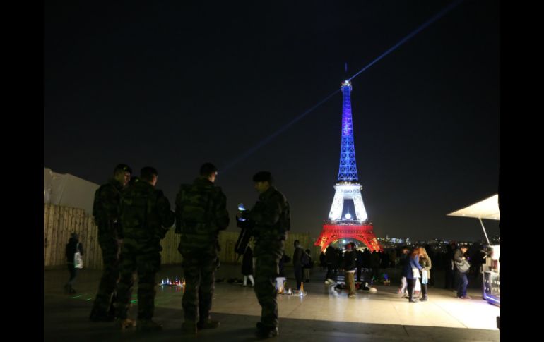 En estos días no hay las filas acostumbradas de gente para subir a los más alto de la Torre Eiffel. AFP / L. Marin