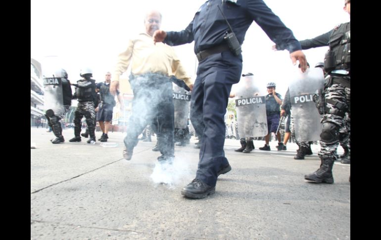 Los ambulantes de Obregón fueron desalojados de la Calzada Independencia con uso de gases lacrimógenos. EL INFORMADOR / R. Tamayo