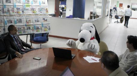 En junta. Snoopy se sentó en la junta de edición, en donde realizó comentarios para elegir las mejores notas que irán en la portada. EL INFORMADOR / A. Hinojosa