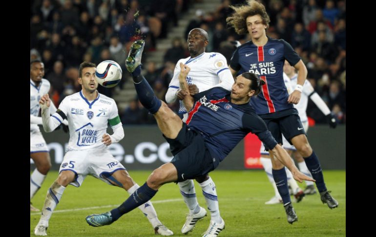 El París Saint-Germain, de Zlatan Ibrahimovic, se encuentra instalado en la cima de la tabla. EFE / Y. Valat