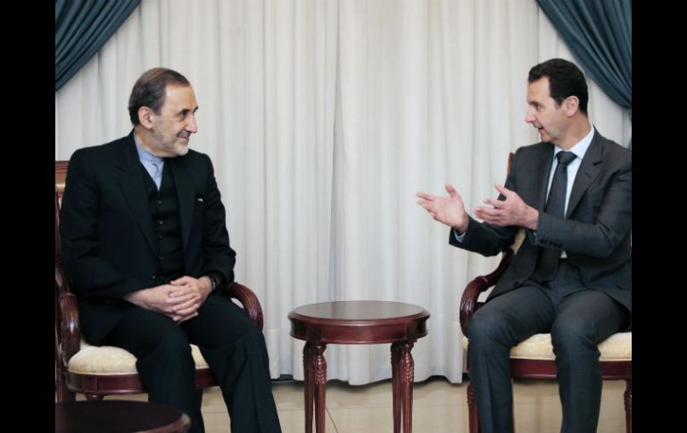 Al Asad (d) dice que tanto su Gobierno como sus amigos, consideran que eliminar el terrorismo es el paso al éxito de la paz en Siria. AP /
