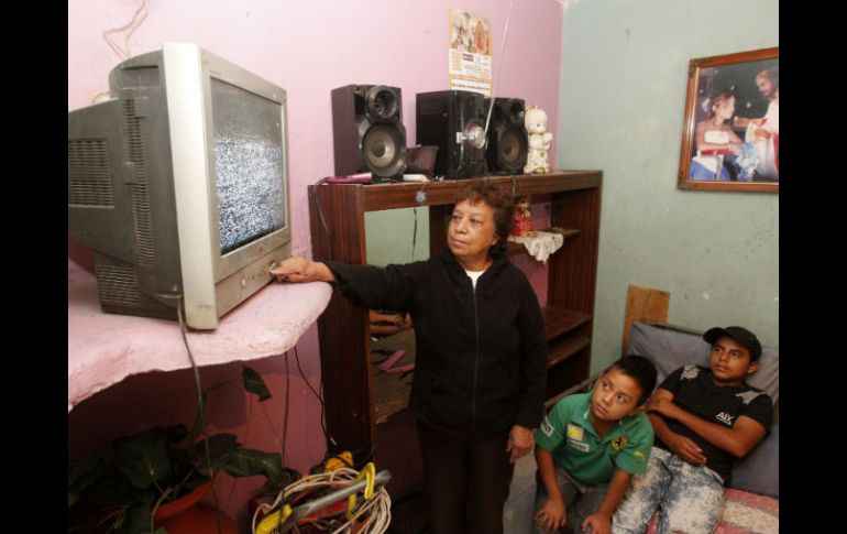 María del Refugio Valtierra, uno de los jaliscienses que no han sido beneficiados por la campaña de entrega de televisores digitales. EL INFORMADOR / A. Camacho