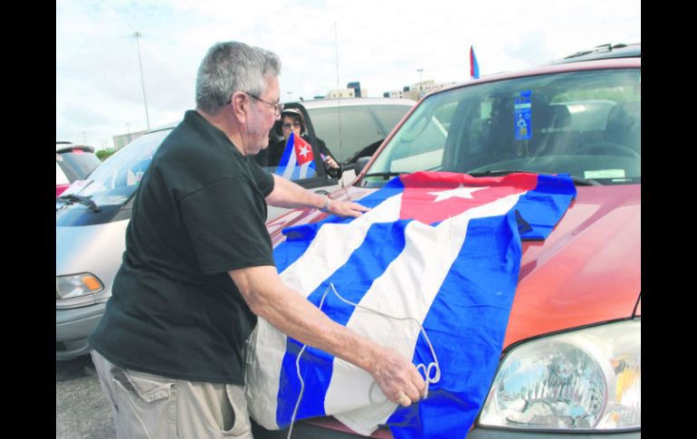 Un hombre presume los colores de la bandera de Cuba, en Miami. EFE /