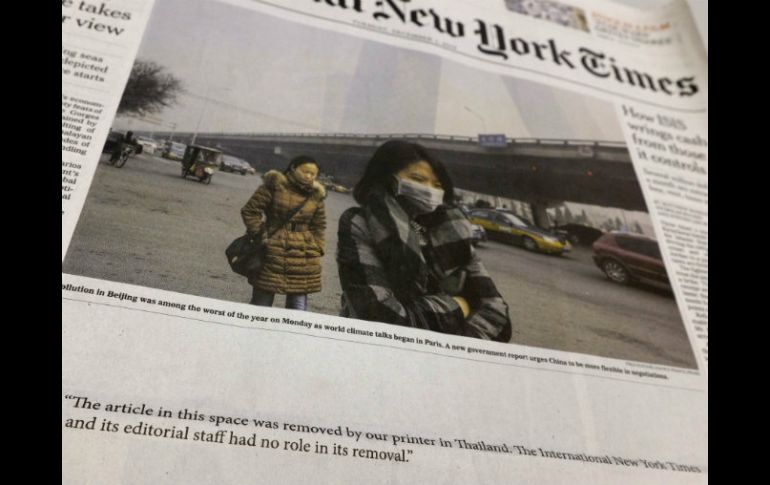 El New York Times en Tailandia se niega a imprimir un artículo y deja en su lugar un espacio en blanco al centro de la primera plana. AP / C. Dharapak