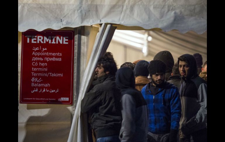 Familias con niños pero también un gran número de hombres jóvenes que llegan solos a Europa esperan su turno para ser atendidos. AFP / J. MacDougall
