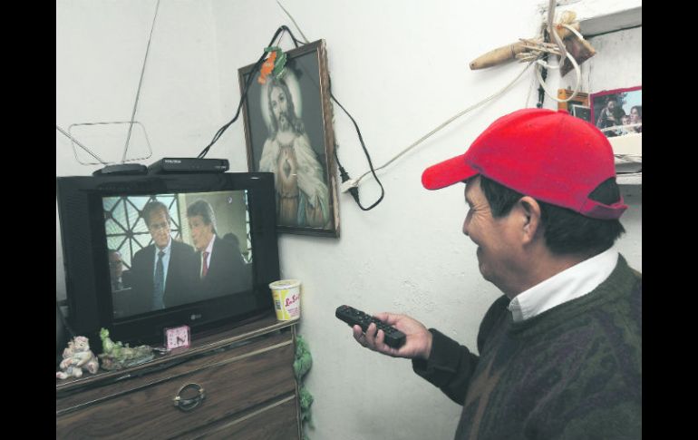 Los hogares que no obtuvieron un televisor digital, tendrán que hacer el cambio por sus propios medios. EFE /