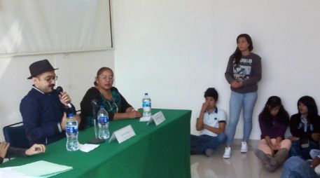 Esquinca habla con los jóvenes sobre su vida como escritor. EL INFORMADOR / L. Rodríguez
