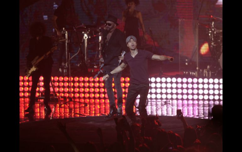 Aunque salió al escenario con un ahora de retraso, Enrique Iglesias no decepcionó a su público. EL INFORMADOR / R. Tamayo